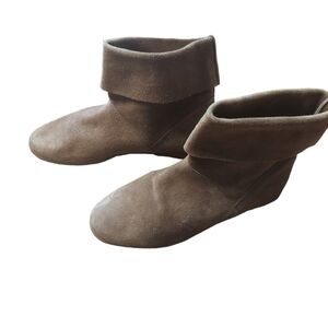 7.5 Trackers tan booties‎